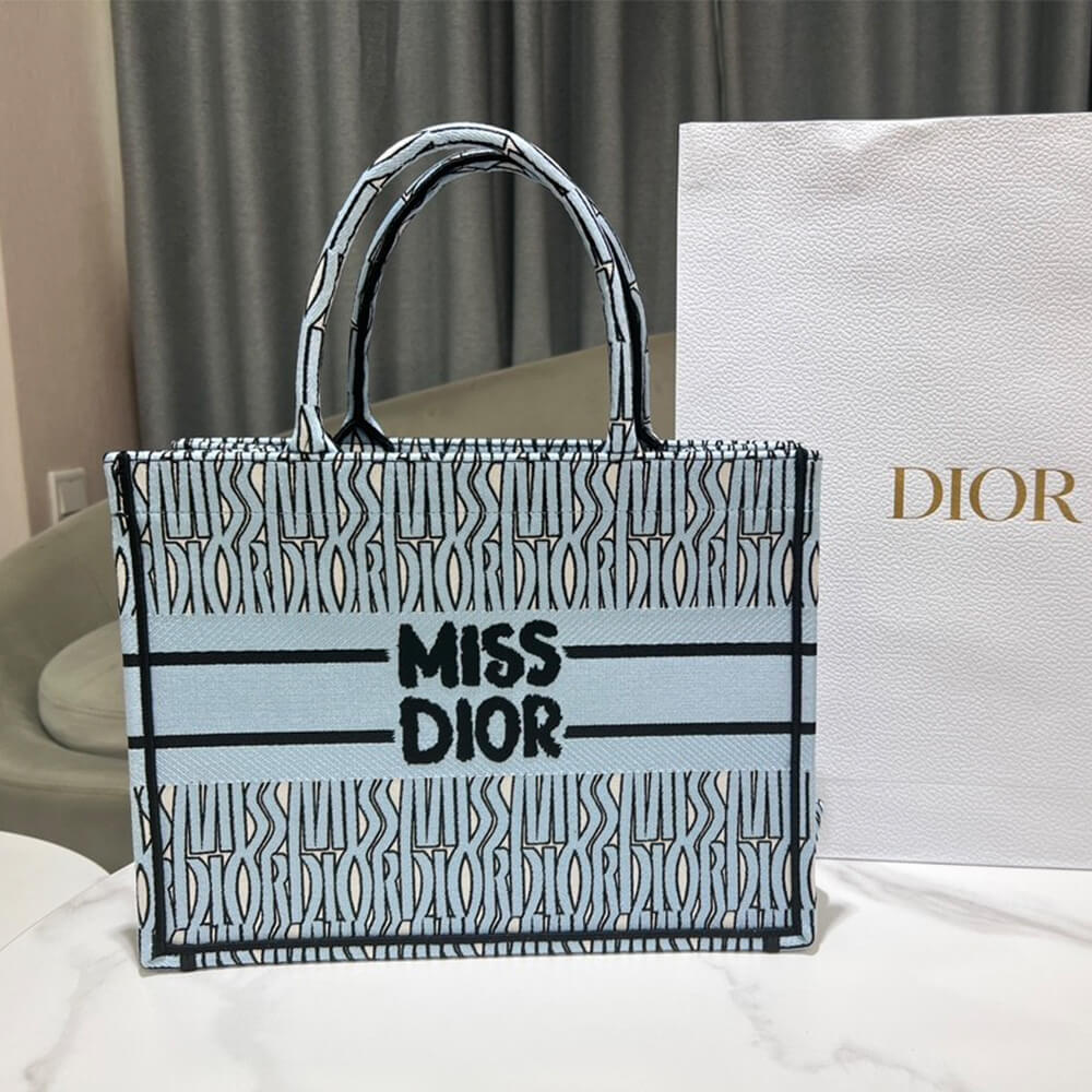 medium D*or book tote